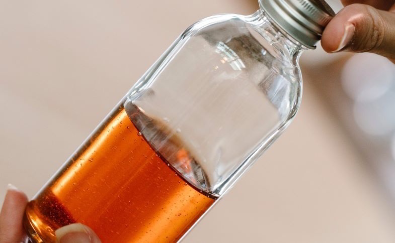 Aceite de hachís concentrado de color oscuro en un frasco de vidrio ámbar