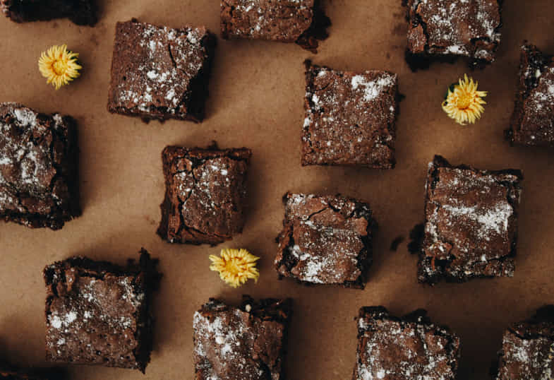 Brownies de chocolate recién horneados sobre una tabla de madera