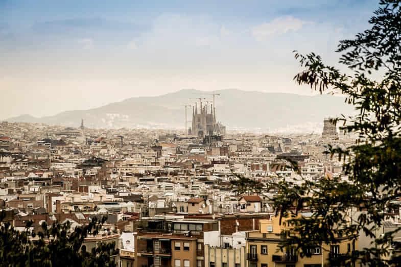 una panorámica de Barcelona desde arriba con vistas a la Sagrada Familia | Justbobshop