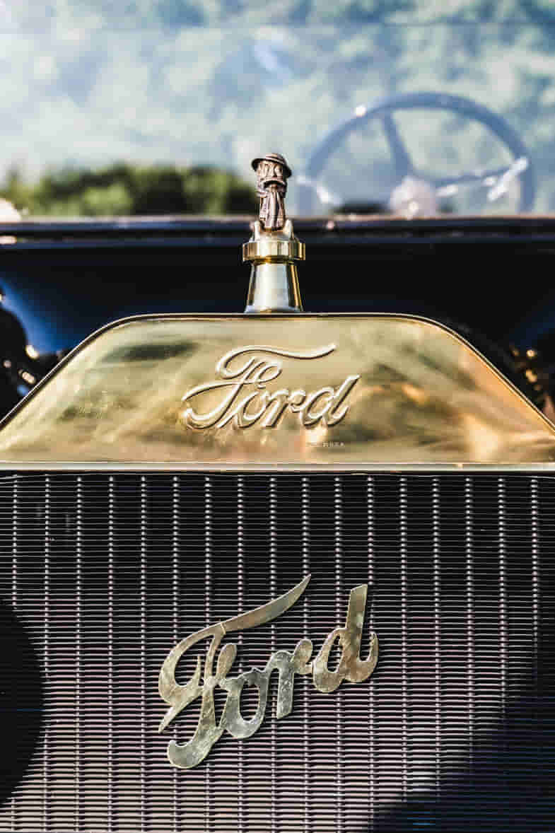 El icónico logotipo dorado de un coche Ford | Justbobshop