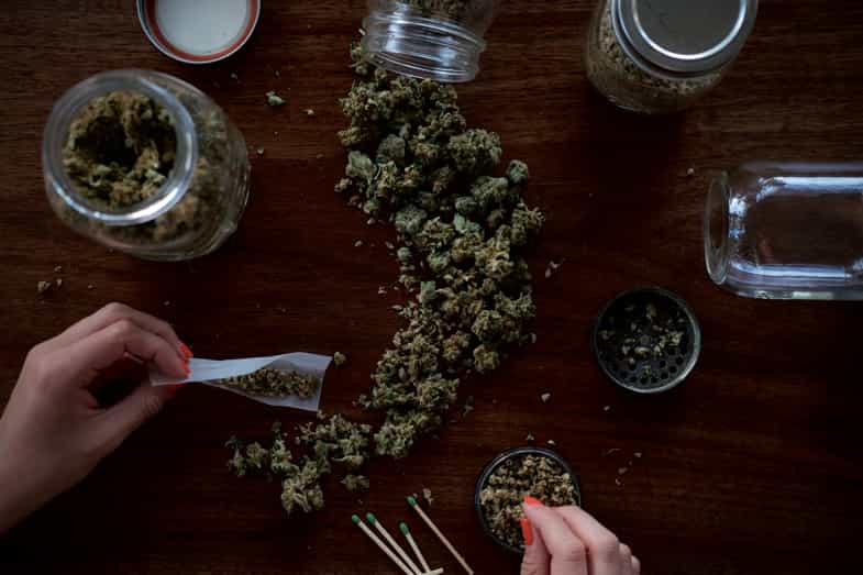 una mesa con marijuana