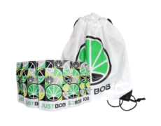 Mochila blanca con logo verde de JustBobShop y bolsas para marihuana CBD