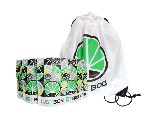 Mochila blanca con logo verde de JustBobShop y bolsas para marihuana CBD