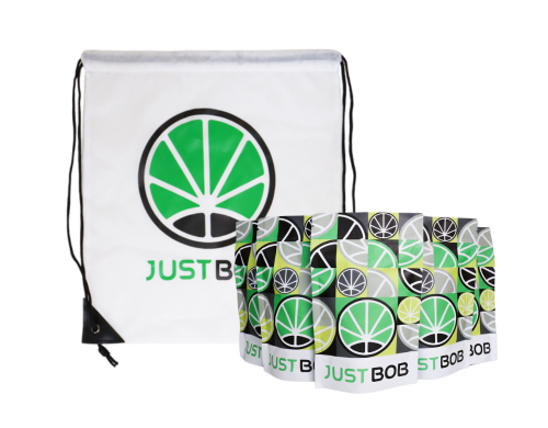 Mochila blanca con logo verde de JustBobShop y paquetes para marihuana CBD