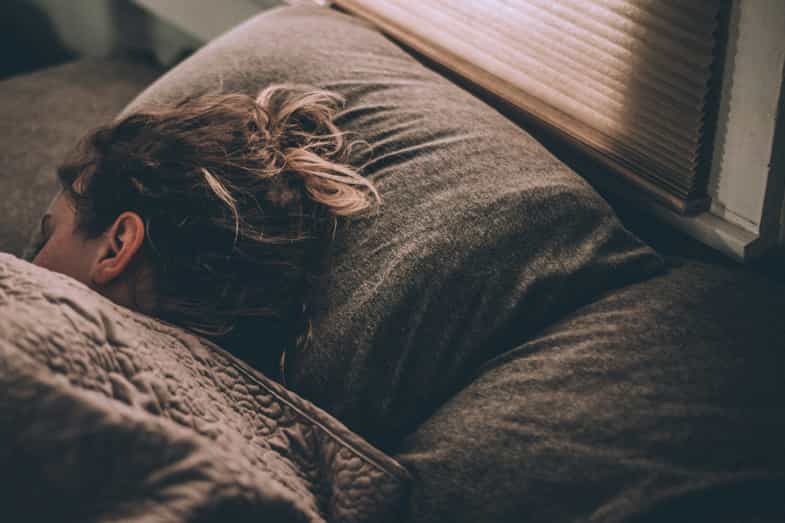 mujer durmiendo en un pajar