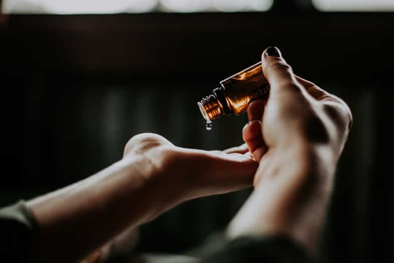 aceteite e cbd en la mano