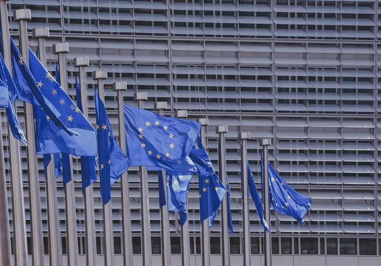Edificio de la Unión Europea con diferentes banderas