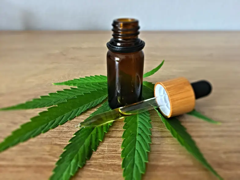 Pequeño vial de aceite de CBD