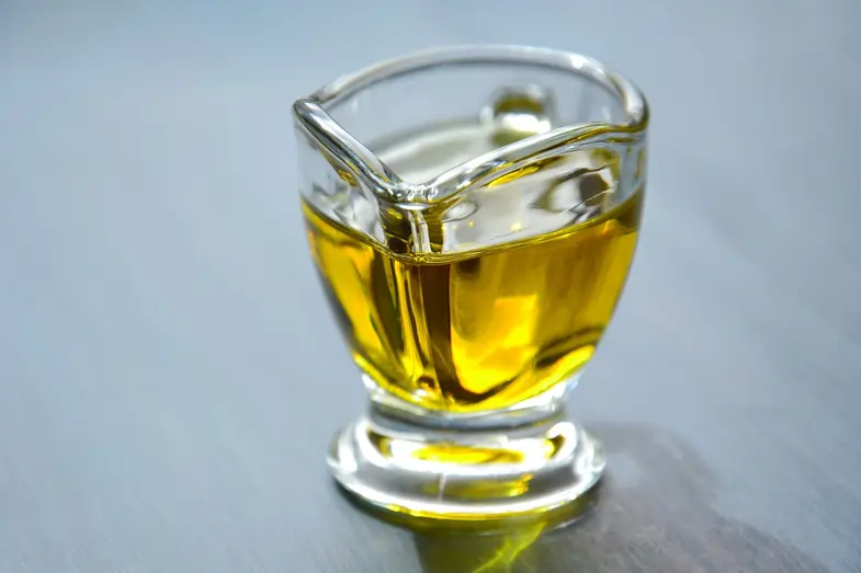 Tarro de cristal que contiene aceite de CBD