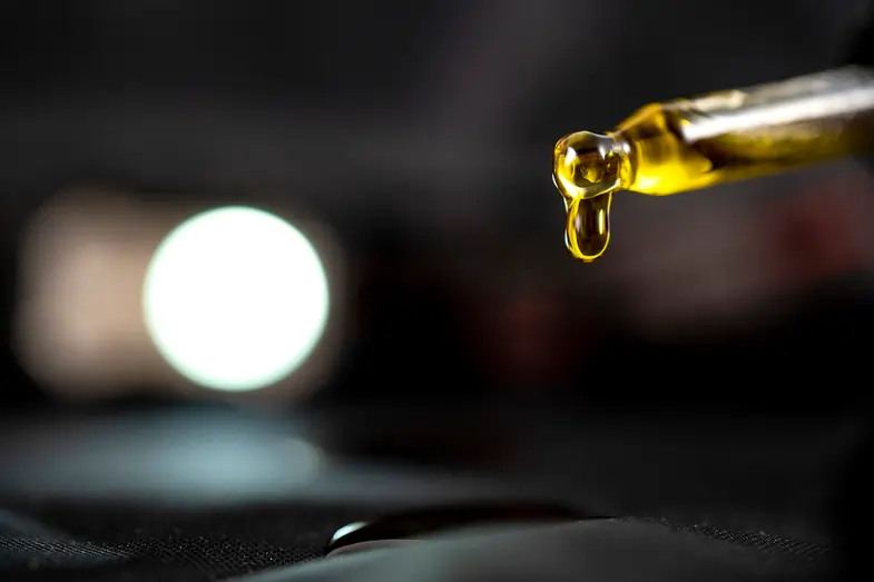 Pipeta de vidrio llena de aceite de CBD