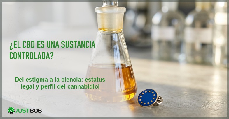 Matraz de laboratorio con extracto de aceite de CBD junto a un pin de la Union Europea sobre una mesa limpia